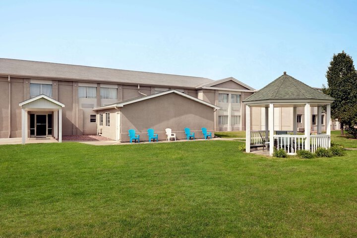 Hotel Exterior 29 of 29