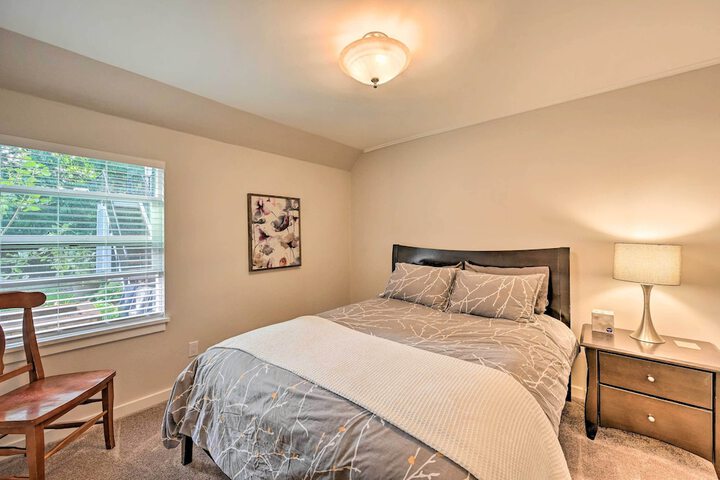 Family-friendly Kirkland Home 1 Mi to Downtown