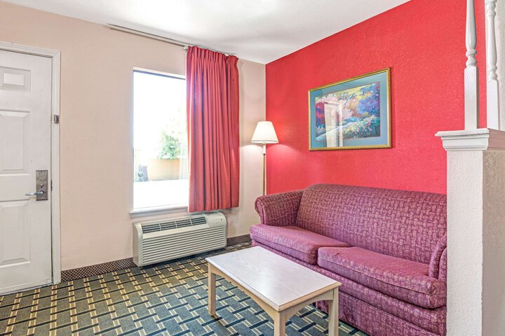 Room 6 of 14
