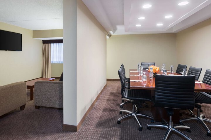 DoubleTree Suites by Hilton Hotel Cincinnati - Blue Ash