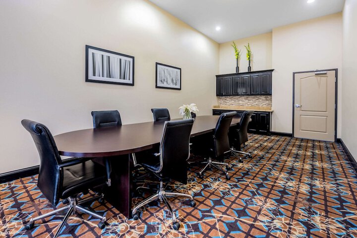 La Quinta Inn & Suites by Wyndham Marshall