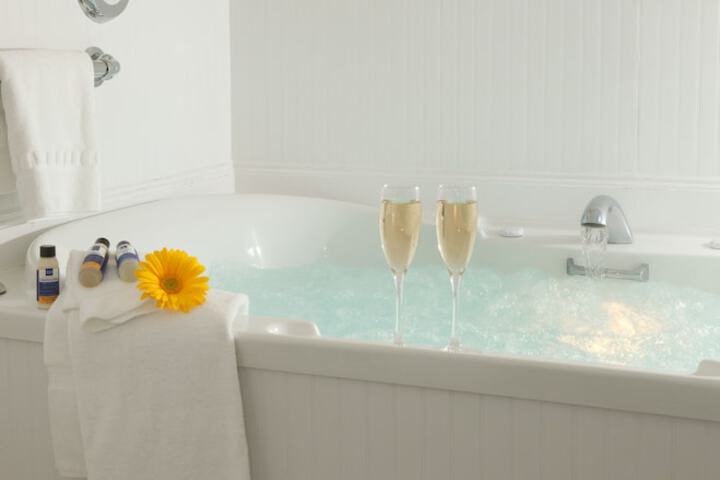The Woodstock Inn on the Millstream