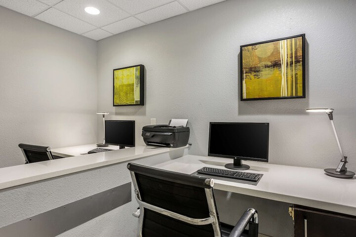 Business Center 32 of 32