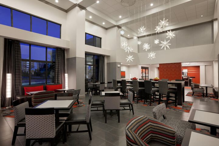 Hampton Inn & Suites Roanoke Airport
