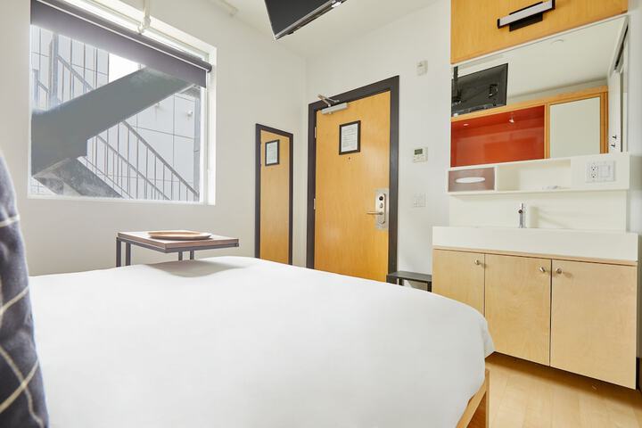 Room 15 of 33