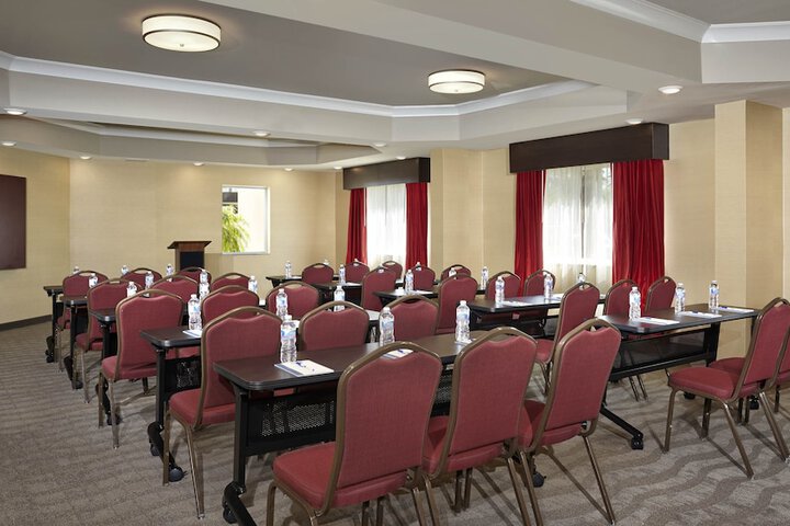 Holiday Inn Express Hotel Naples Downtown - 5th Avenue