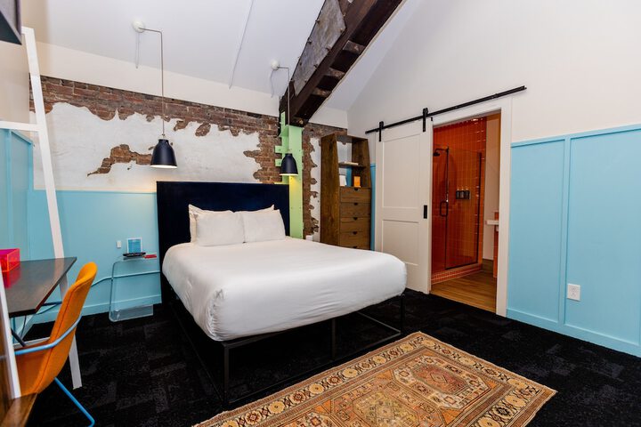 Room 100 of 195