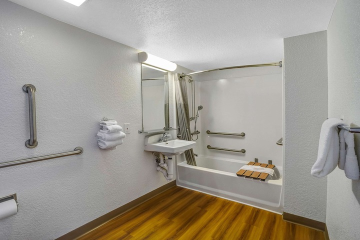 Room 13 of 28