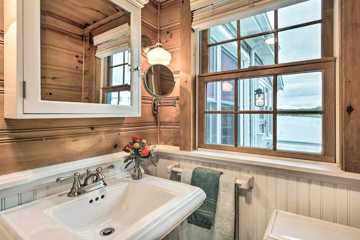 Charming Bristol Cottage w / Private Beach!