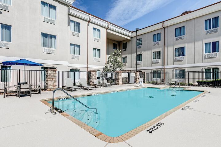 Holiday Inn Express & Suites Marshall by IHG