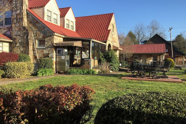 Phillips Historic Motel & Cottages