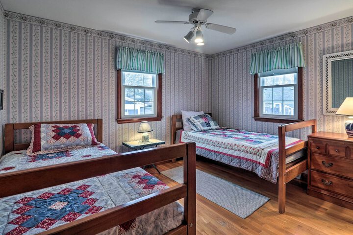 1 Mi to Beach: Quiet West Dennis Escape w / Sunroom