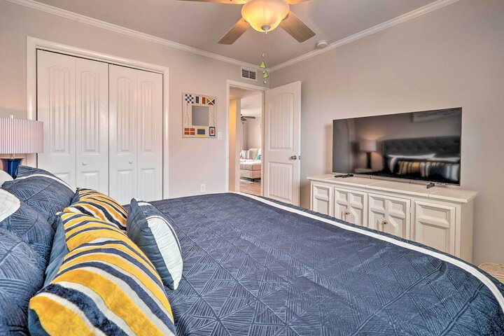 Beachfront Condo w / Unobstructed Ocean Views!