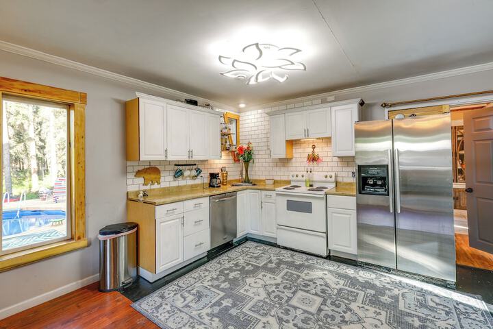 Delta Junction Rental w / Shared Pool & Hot Tub!