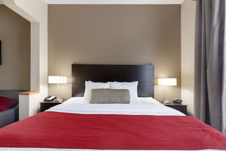 Best Western Plus Bradbury Inn & Suites