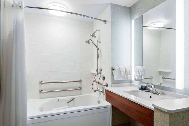 Holiday Inn Express & Suites Ontario by IHG