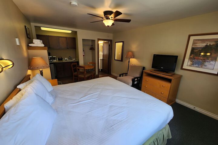 Aspen Village Inn