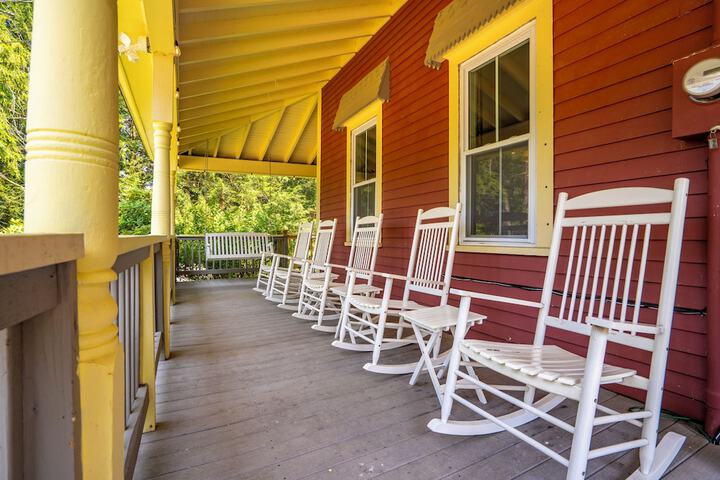 The Aurora Inn & Cottages