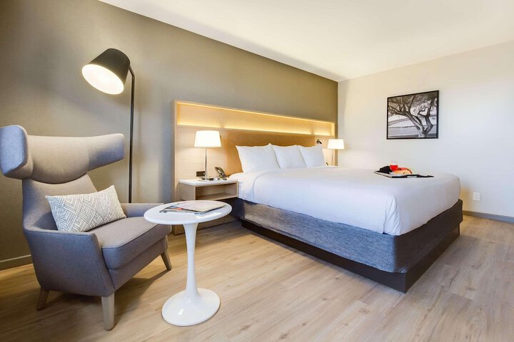 Room 8 of 33