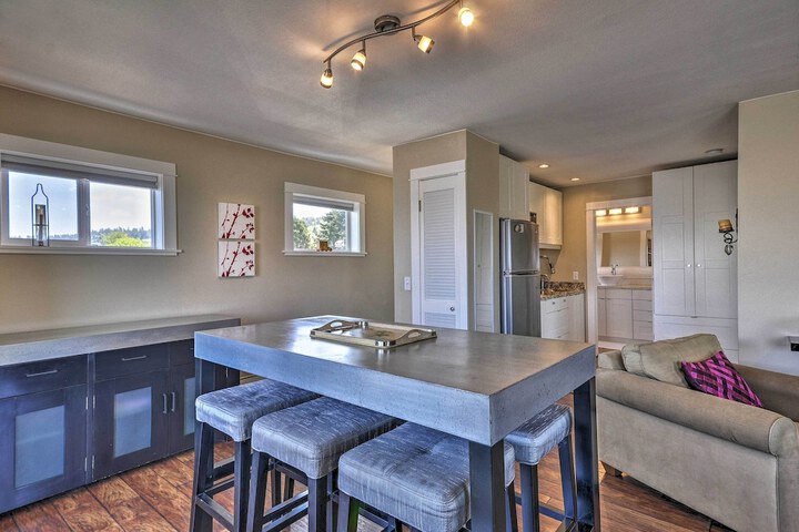 Waterfront Condo on Pier in Downtown Astoria!