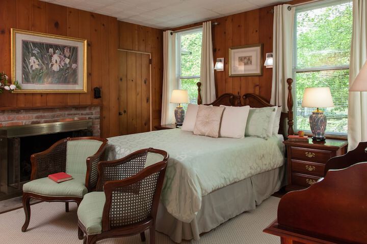 1906 Pine Crest Inn