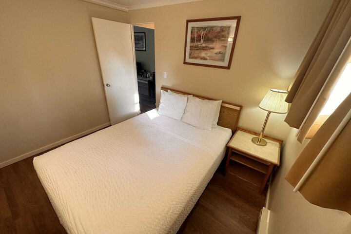 Room 102 of 181