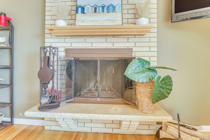 Lakeside Alexandria Retreat w / Deck + Boat Dock!