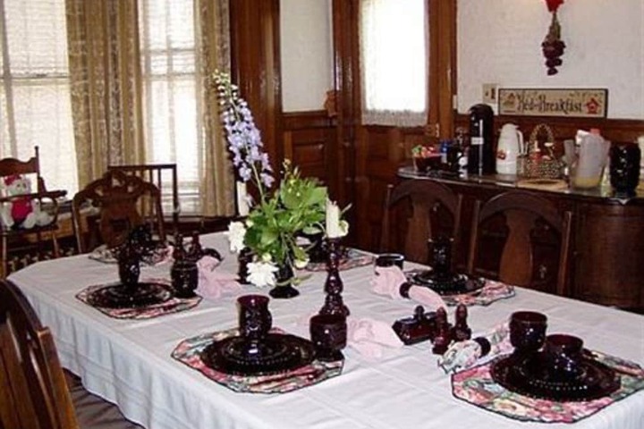 Dining 34 of 38