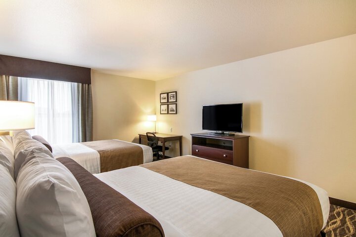 Cobblestone Inn & Suites at UW Stout Downtown Menomonie