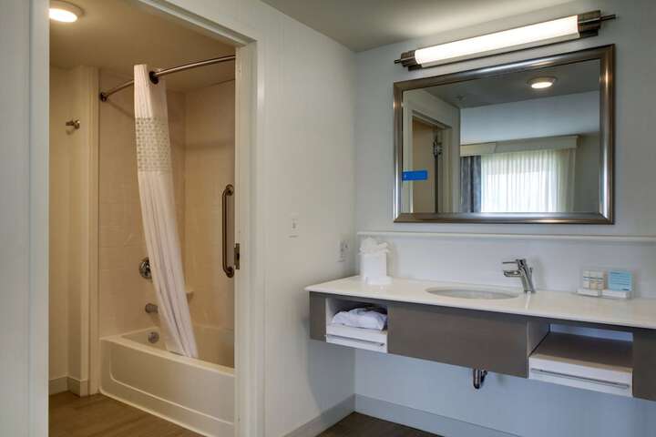 Hampton Inn & Suites Milwaukee West