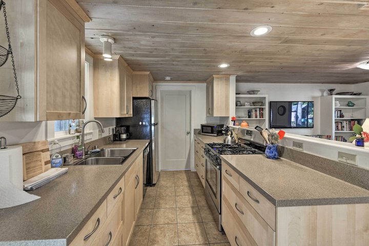 Peaceful Cottage w / Grill & Yard in Grass Valley!