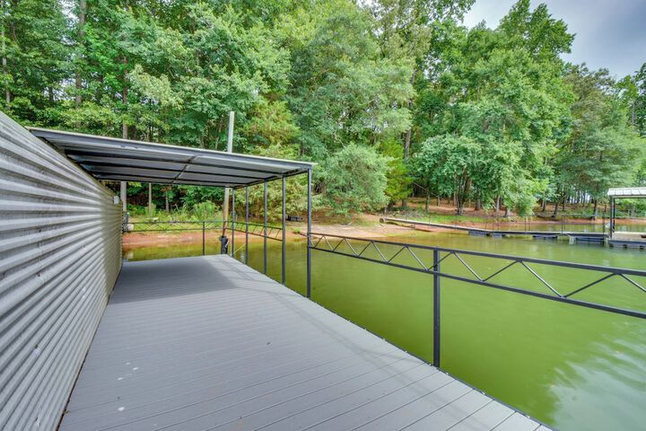 Peaceful Lake Hartwell Gem w / Boat Dock