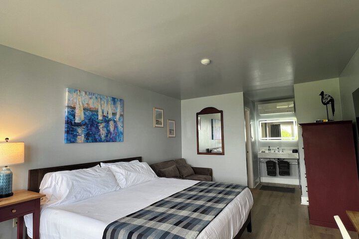 High Tide Inn