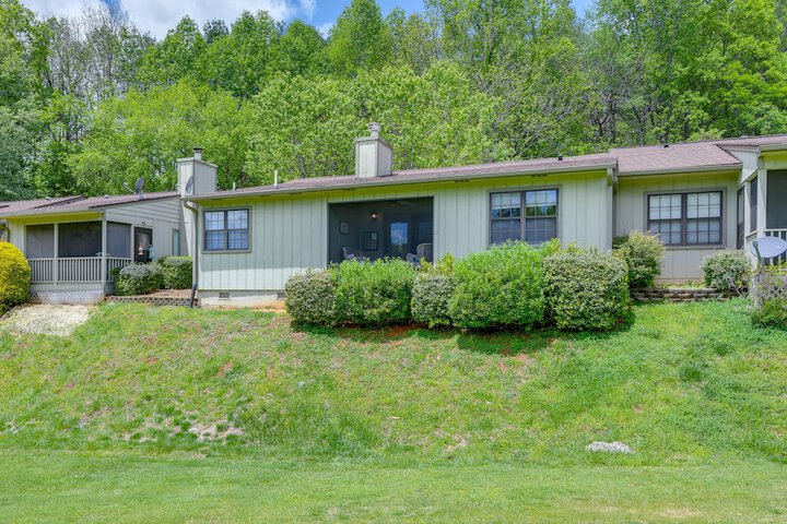 Bright Franklin Villa: Fireplace Golf Course View
