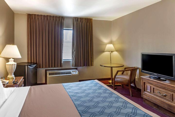 Econo Lodge Inn & Suites
