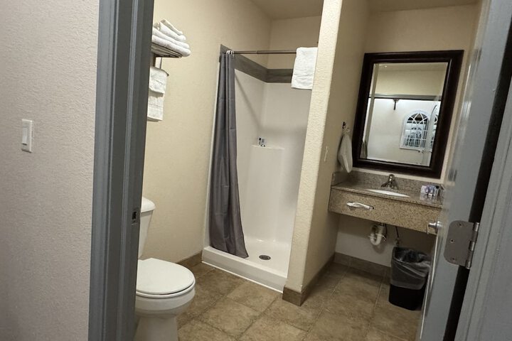 Price Pointe Inn
