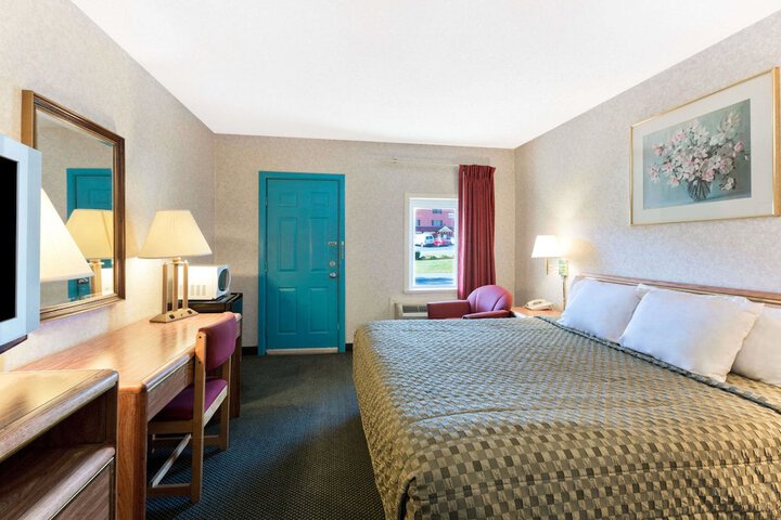 Room 9 of 18