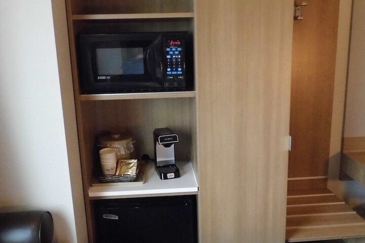 Microtel by Wyndham Vernal / Naples