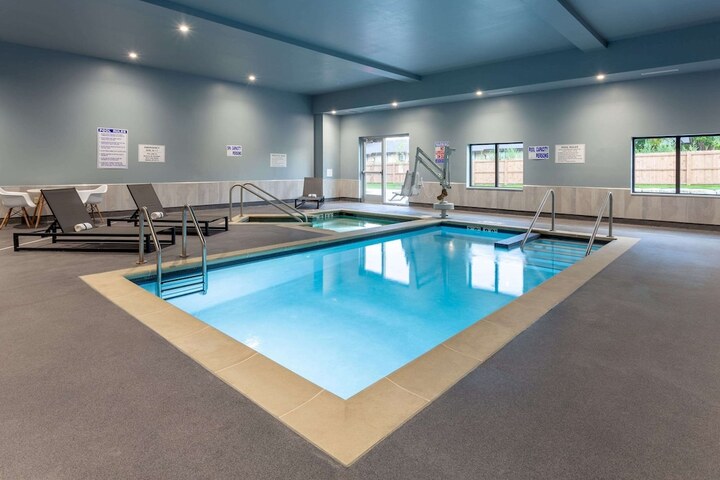 Pool 10 of 51