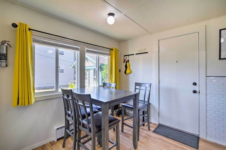 North Bend Home w / Cornhole Court & Putting Green