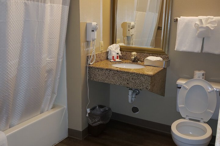 Super 8 by Wyndham Milwaukee Airport
