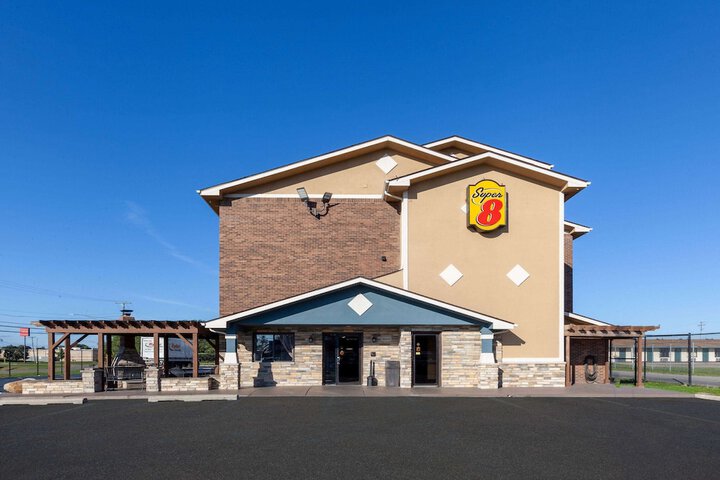 Super 8 by Wyndham Roseville / Detroit Area