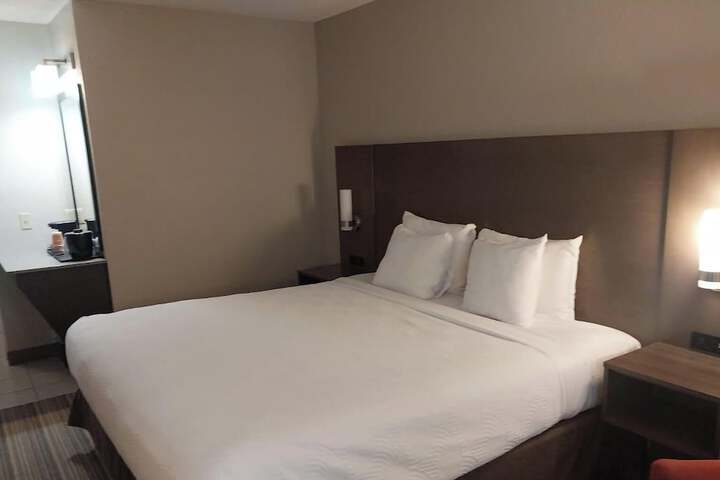 Country Inn & Suites by Radisson Platteville, WI