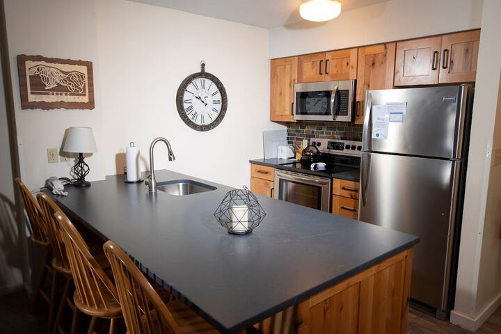 Mountain Lodge at Okemo-1br Fireplace & Updated Kitchen 1 Bedroom Condo by RedAwning