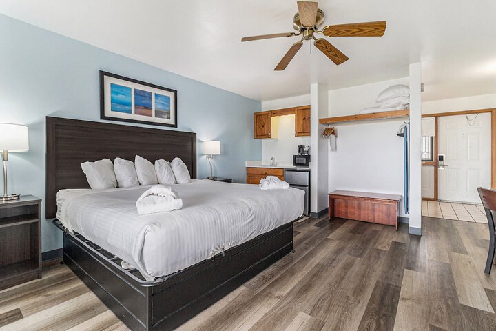 Snyders Shoreline Inn