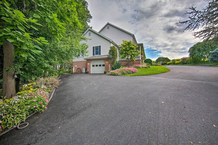 Charming Apartment w / Yard & Beautiful Gardens!