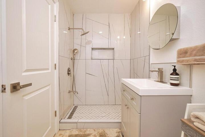 Molivu Homes Studio - PetFriendly - King Bed - W-D