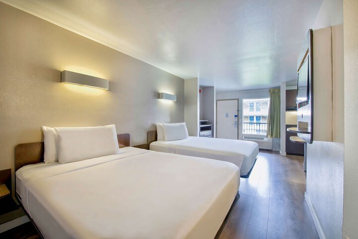Room 10 of 28