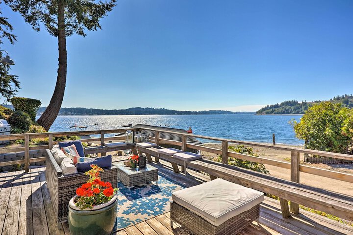 Gig Harbor House w / Private Beach + Views!