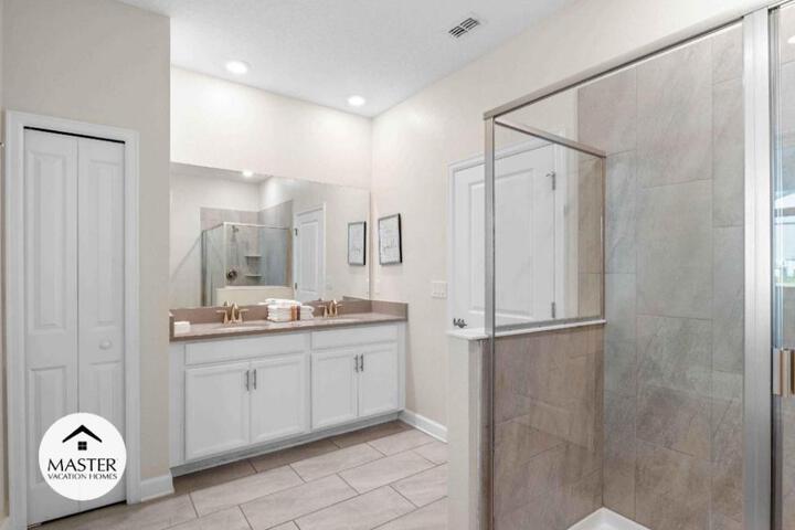 Bedrooms 5 Bathrooms Storey Lake 2885 SC